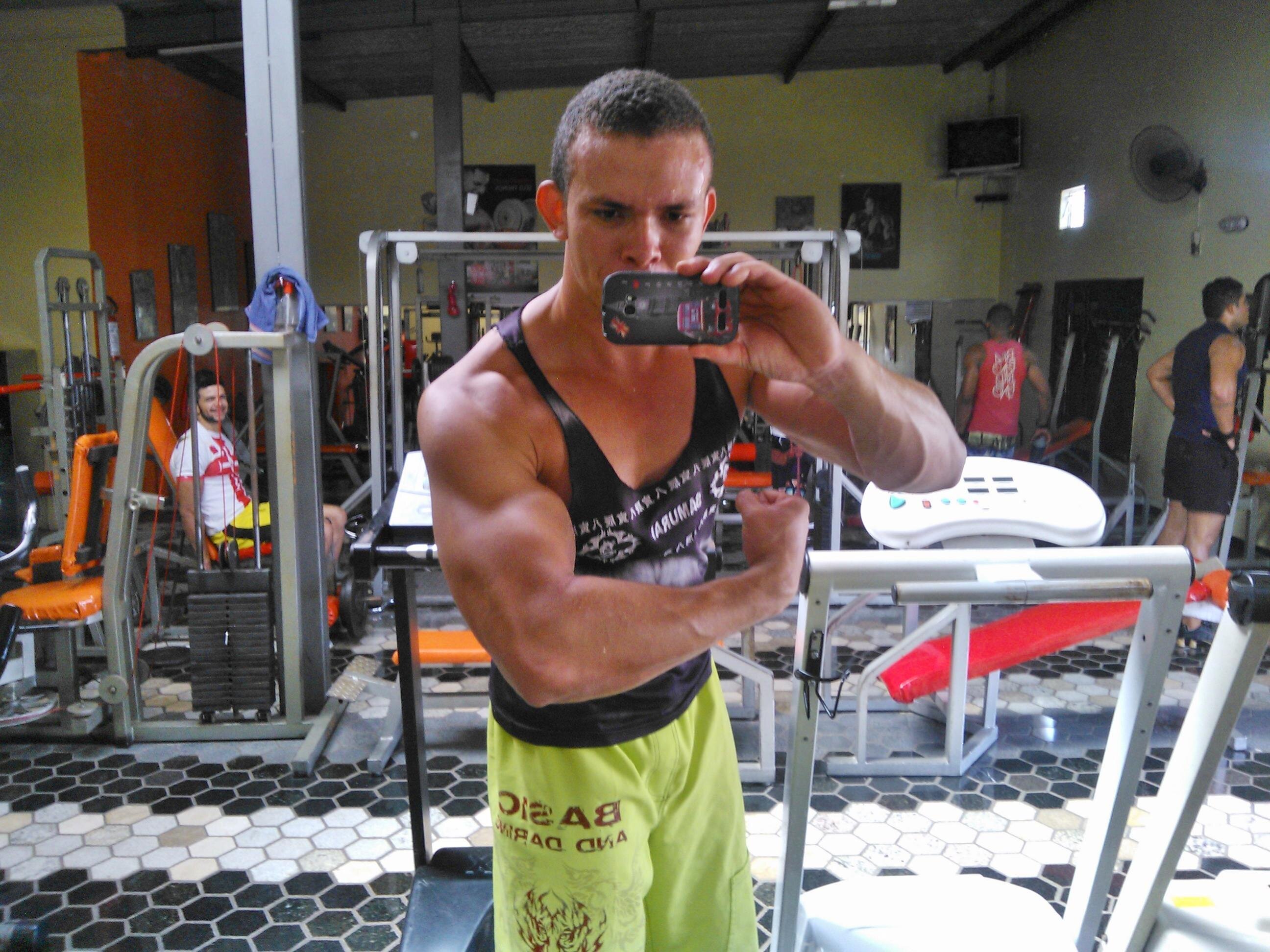 Personal aspirante • Doutorado em comer batata doce • Ex frango • Musico enferrujado • treinando para competir o brasileirão de fisiculturista em 2015