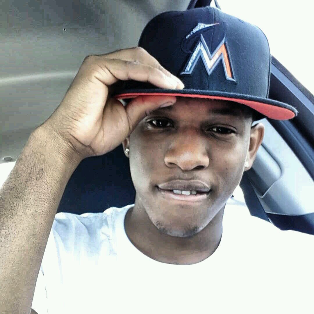 What comes easy, won't last. What lasts, won't come easy.
I'm just a selfmade Winner! #teamLakers #teamPatriots