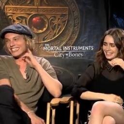 La mejor pelicula Cazadores de Sombras & el mejor Libro...Amo a Jace & Claire