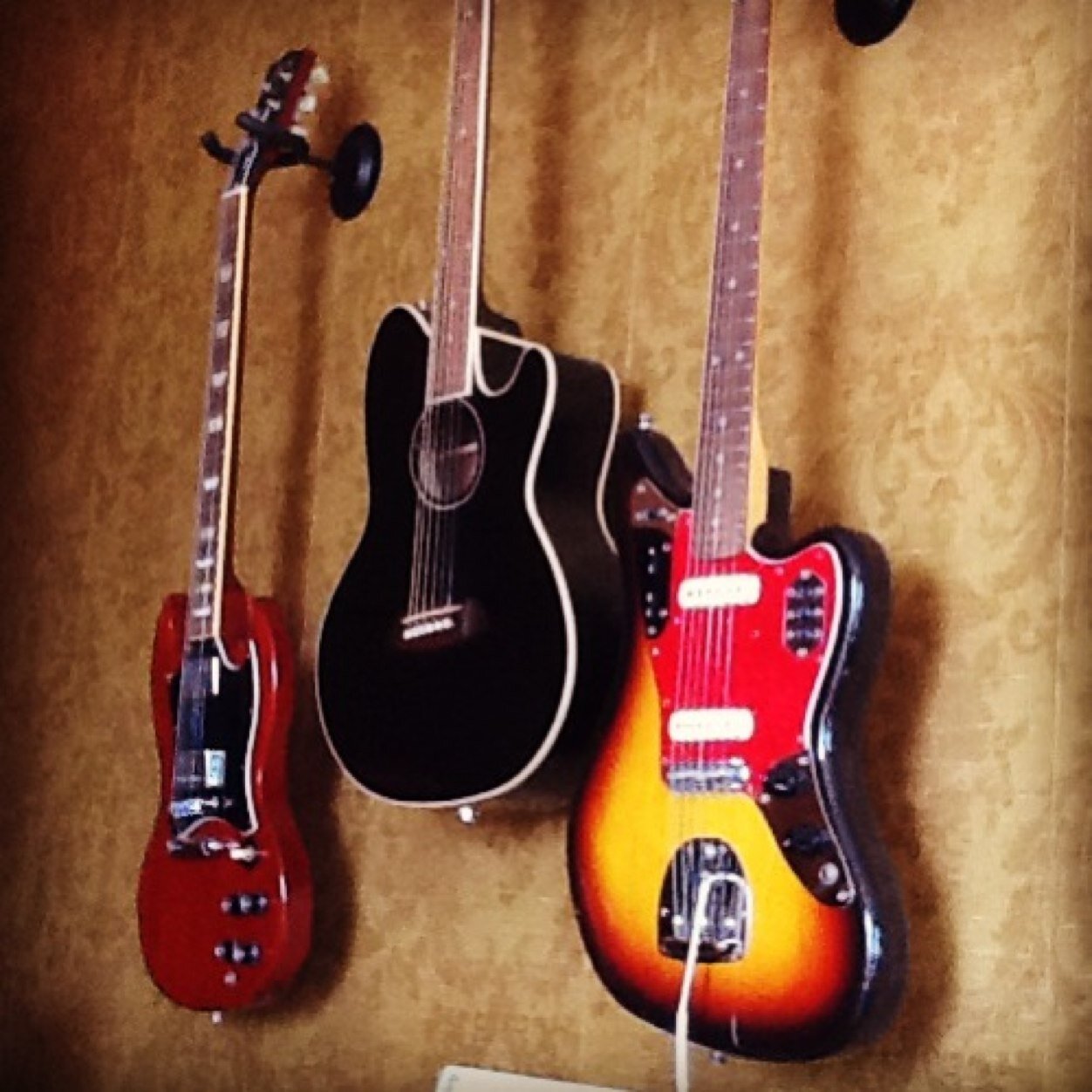 Listen to our music/ Escúchanos: http://t.co/Z1Z7WPZeTV   rock, indie, alternative christian Band