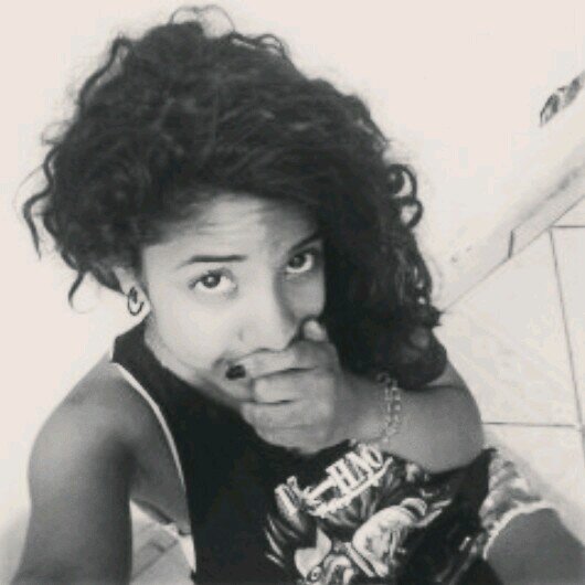 Fotografias , coisas velhas , cliches , musica , livros , rir , chorar , comer , durmir , acordar e viver tudo outra vez . JB