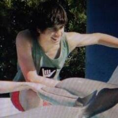 -Mi angel sin alas, Mi heroe sin capa, Mi rey sin corona y Mi amigo a distancia.-
               *Amando a Agustin Bernasconi*
( Quiero que me siga)∞