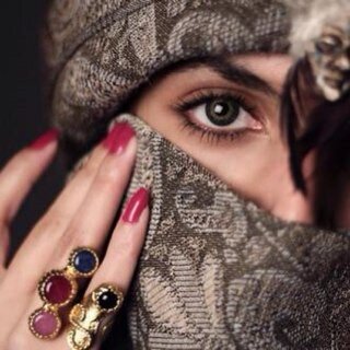 أدري انك تبيني وتدري اني ابيك انت يطويك البرود وانا يطويني العناد :(