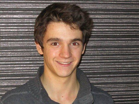 Jeune homme de 17 ans qui est à la recherche d'une fille bien. #TeamIphone #TeamB2O #TeamKaaris
