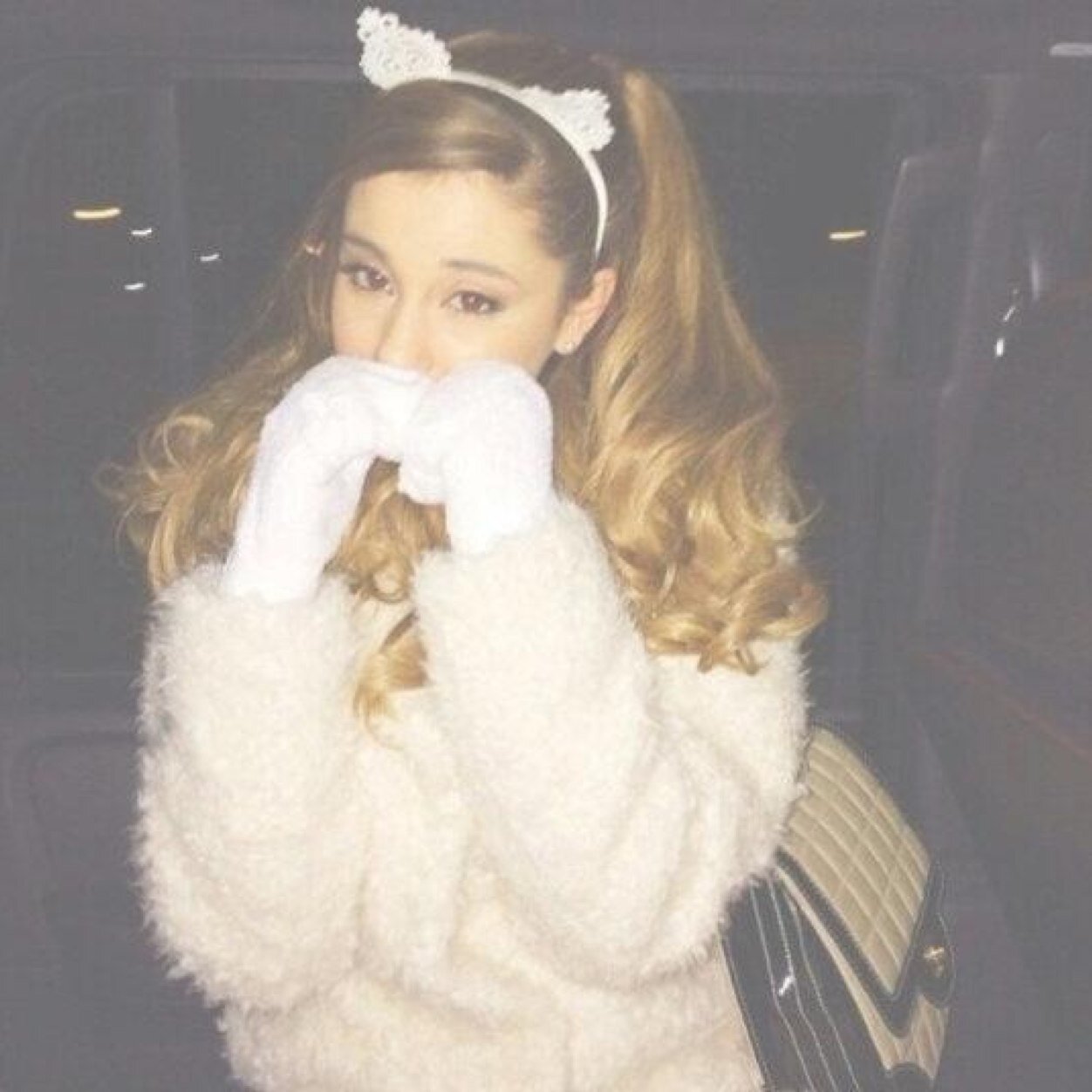Hi guys! Please go follow @Ariana_Hugs she will followback (ask)