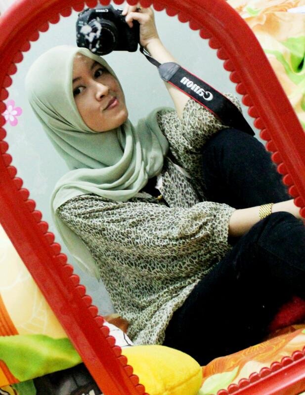 EllisaPutriMita's profile picture. Aku mencintai tanda hitam di keningmu.