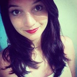 Ela gosta de beijo na testa, abraços apertados, sorrisos verdadeiros. Ela odeia gente falsa, tem medo da solidão [...]