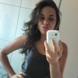 Elα é perfeitα, mαs tem inúmeros defeitos. Elα fαlα αlto, gritα, dá gαrgαlhαdαs, mas se fαz de tímidα. Elα é sαntα, mαs sabe provocαr ★