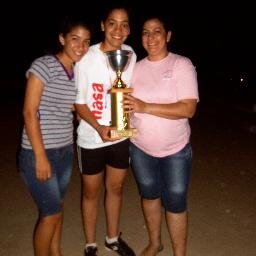 Una mujer encantadora no sigue a la multitud. Siempre es ella misma ♥.♥