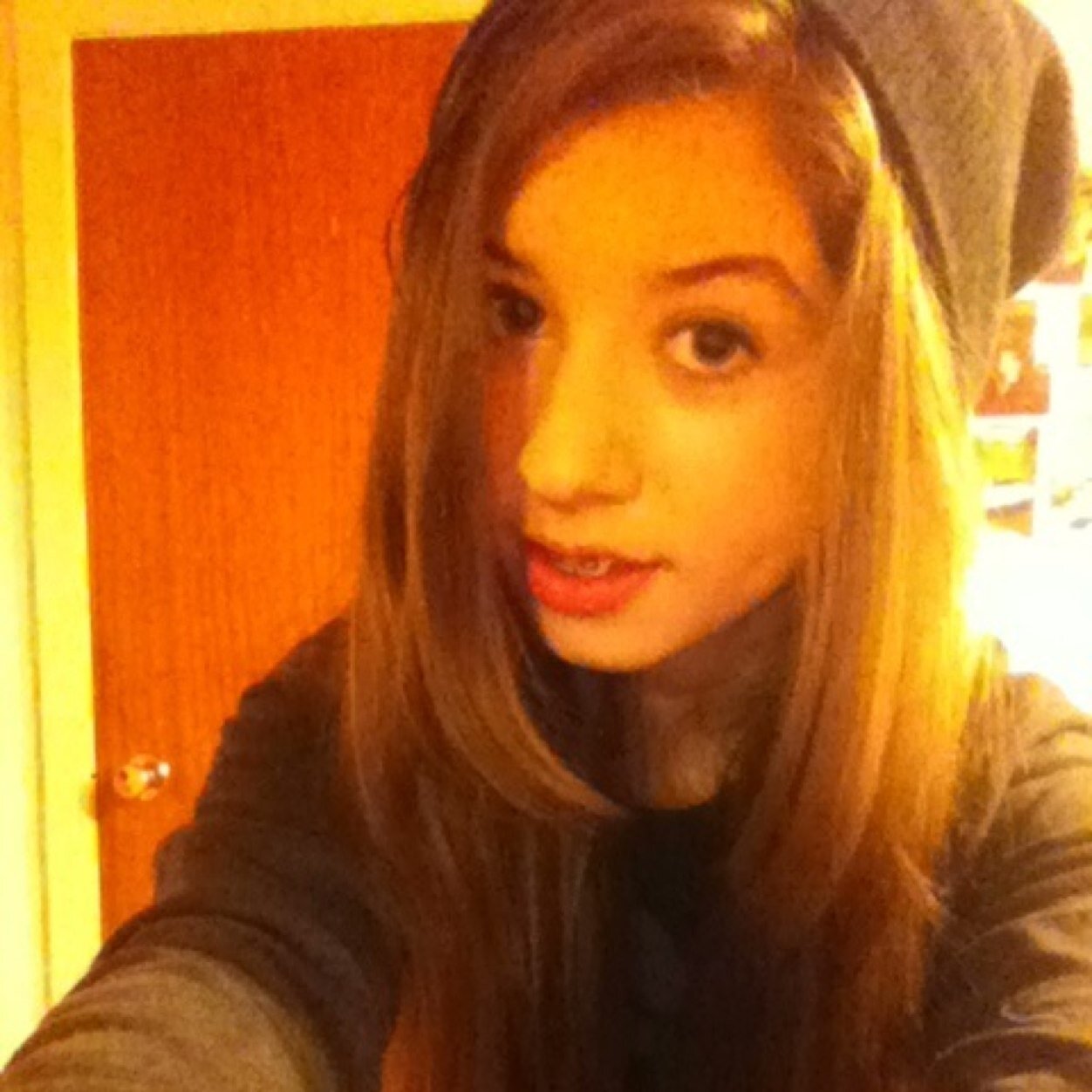 Love music, singing, my friends, being crazy... But I'm not the best person to be with... Single x 13 xxx Fife, Scotland hunniee!:)