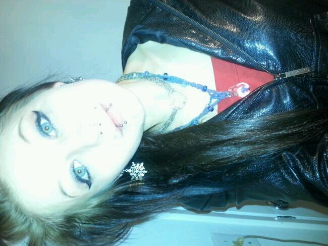 PaytonTheWh0re's profile picture. Hey, I'm Payton c: I'm single and bisexual c; I'm in love with Oliver Sykes and Demi Lovato ;3 alright follow me ;*