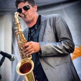 Saxofonista , Arranjador,Pai de 3 filhas lindas. IDENTIDADE