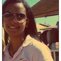 ~ α gαrotiinhα imperfeitα, αqeelα qeê chorα de dor, αqeelα qeê ja sofreu poor αmor, αqeelα qe sαbe se αrrepender