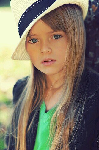 4 años.Alena Gilbert.Humana.Hermana pequeña de Elena,aunque ella no me conozca.Dulce,cariñosa,simpática y un poco traviesa