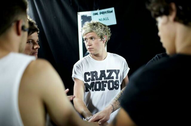 Tu me follow - Je te follow . Directionner ! Fière d'eux ! #MinightMemories . #NMA . #1D . Reste toi même ~ @Onedirection