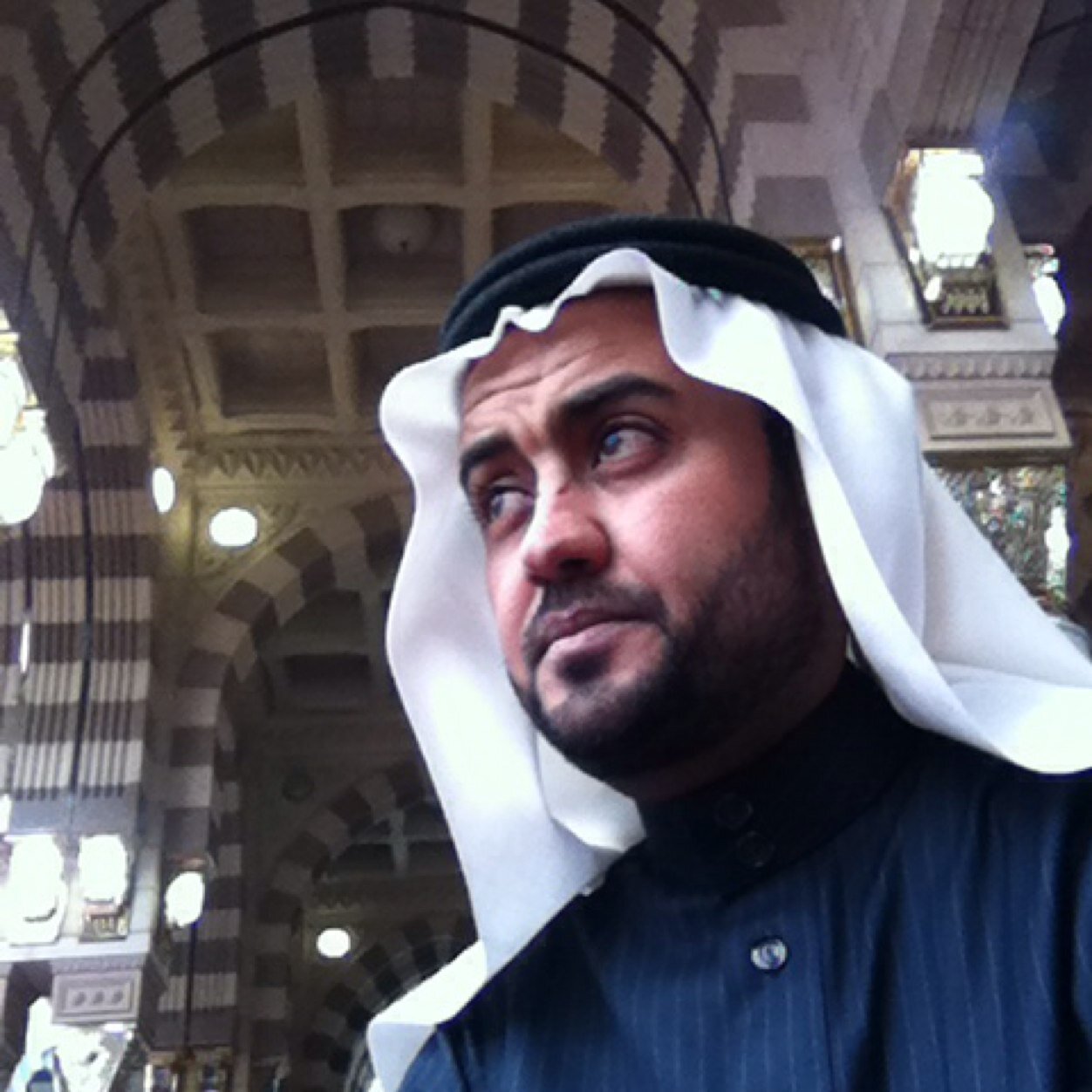فقير الى الخالق غني عن المخلوق محب لوطني . 

                  ((لا تدمن التفكير فا الله ولي التدبير))
