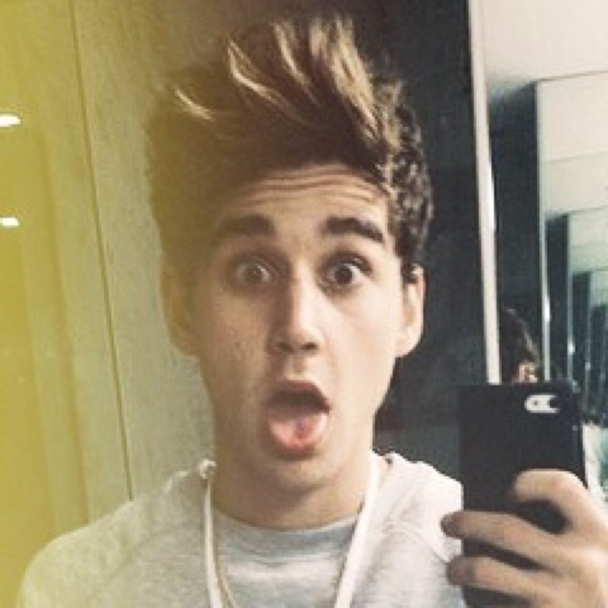 FREE FOLLOW, FOLLOW @lukesnip INSTEAD AND ASK FOR A FOLLOW BACK