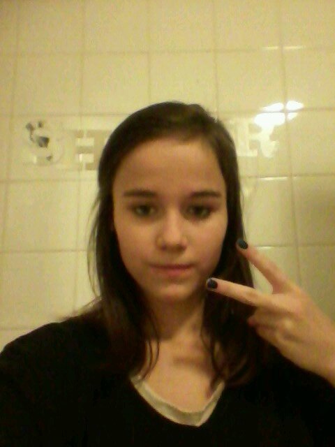 Im 14 years old and i love sports and im a goth and will follow anyone who follows me and R.I.P Stephanie Sanpher