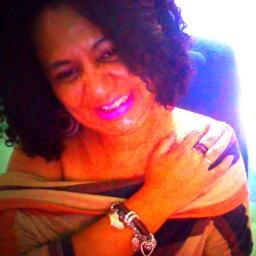 Sou mulher,mãe, negra ,linda e inteligente.Amo cinema, livros, boa conversa , risos, vinho ,cerveja  boa comida, familia e amigos.