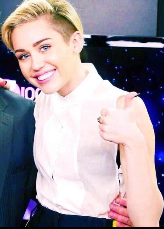 Hello everyone! my idol is @MileyCyrus  i'll always love her. SMILER FOREVER! #Bangerz