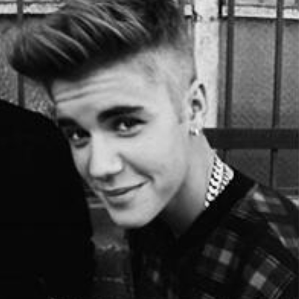 Dont follow this account back. Please follow @believe1903 she'll follow back promise . thanx. Xx