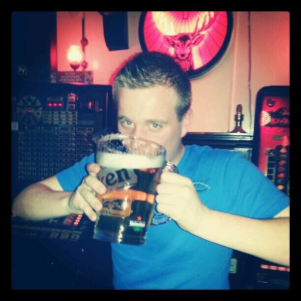 Werkt bij Nic.oud/ Bo^mij/ 20 jaar/ Feyenoord/ Voetbal!, en Ik ben dus Bob:) volgen maar!