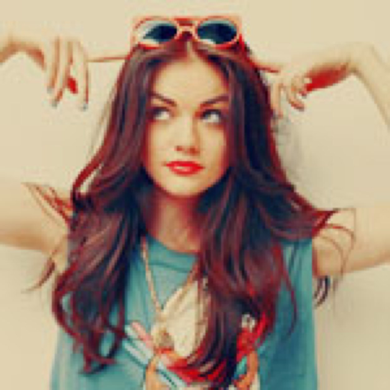 The daughter of @PiperHalliwelly and a Whitelighter. Seventeen years old and Single.