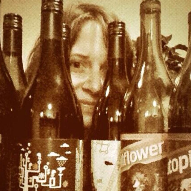 SwitchWine's profile picture. Days spent making some wine, juicing some apples and crunching some numbers.                 🍷🌱🍎📚