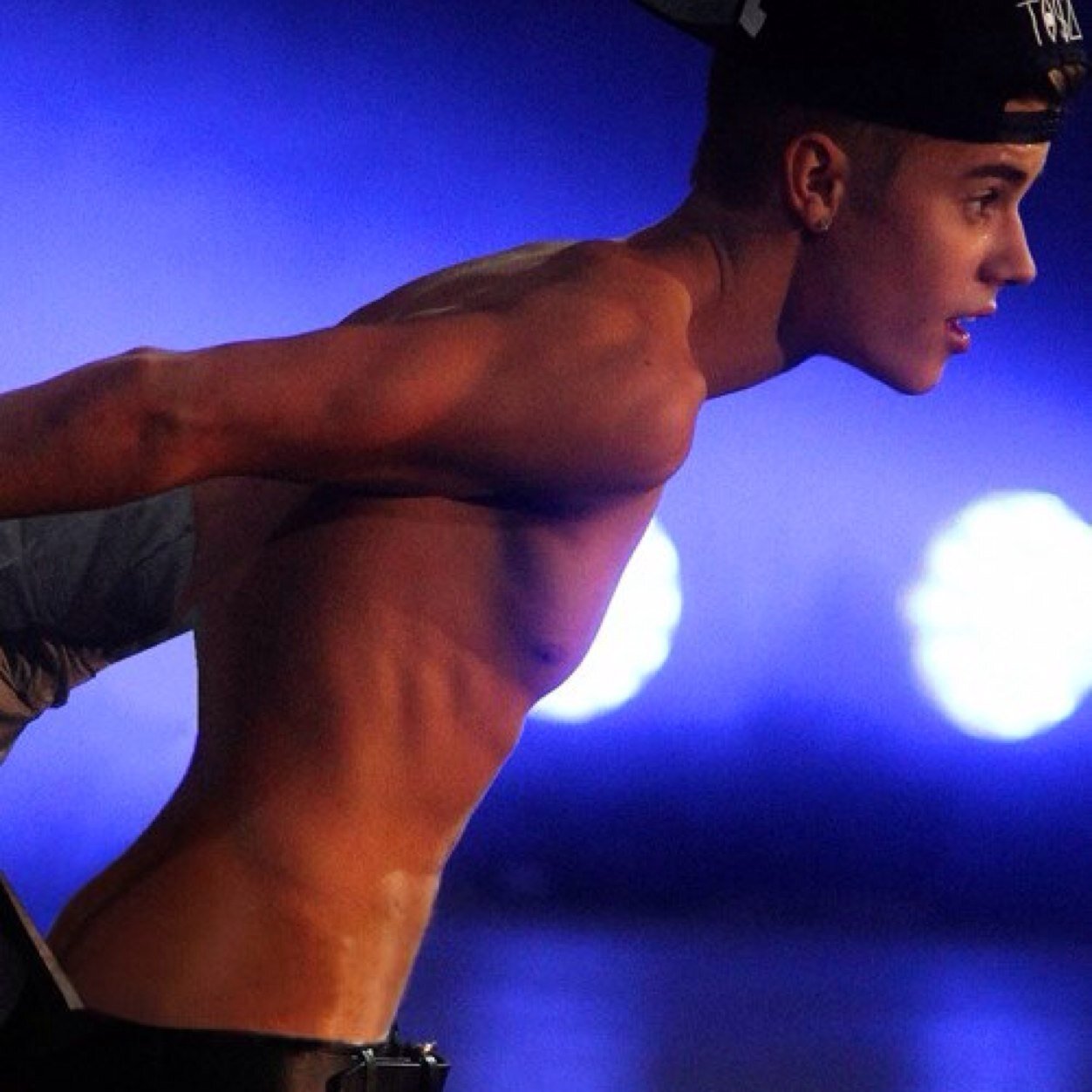 Belieber sabe enfrentar todos os comentários negativos, e mesmo assim, continuar amando e aplaudindo de pé cada atitude do Justin! ❤️