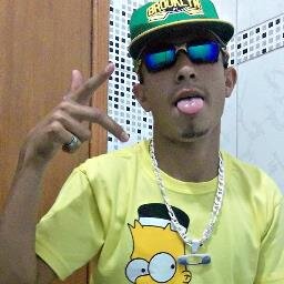 Nem todos são irmãos, alguns vigiam os meus passos, torcendo pra que eu tropece nos meus próprios cadarços.