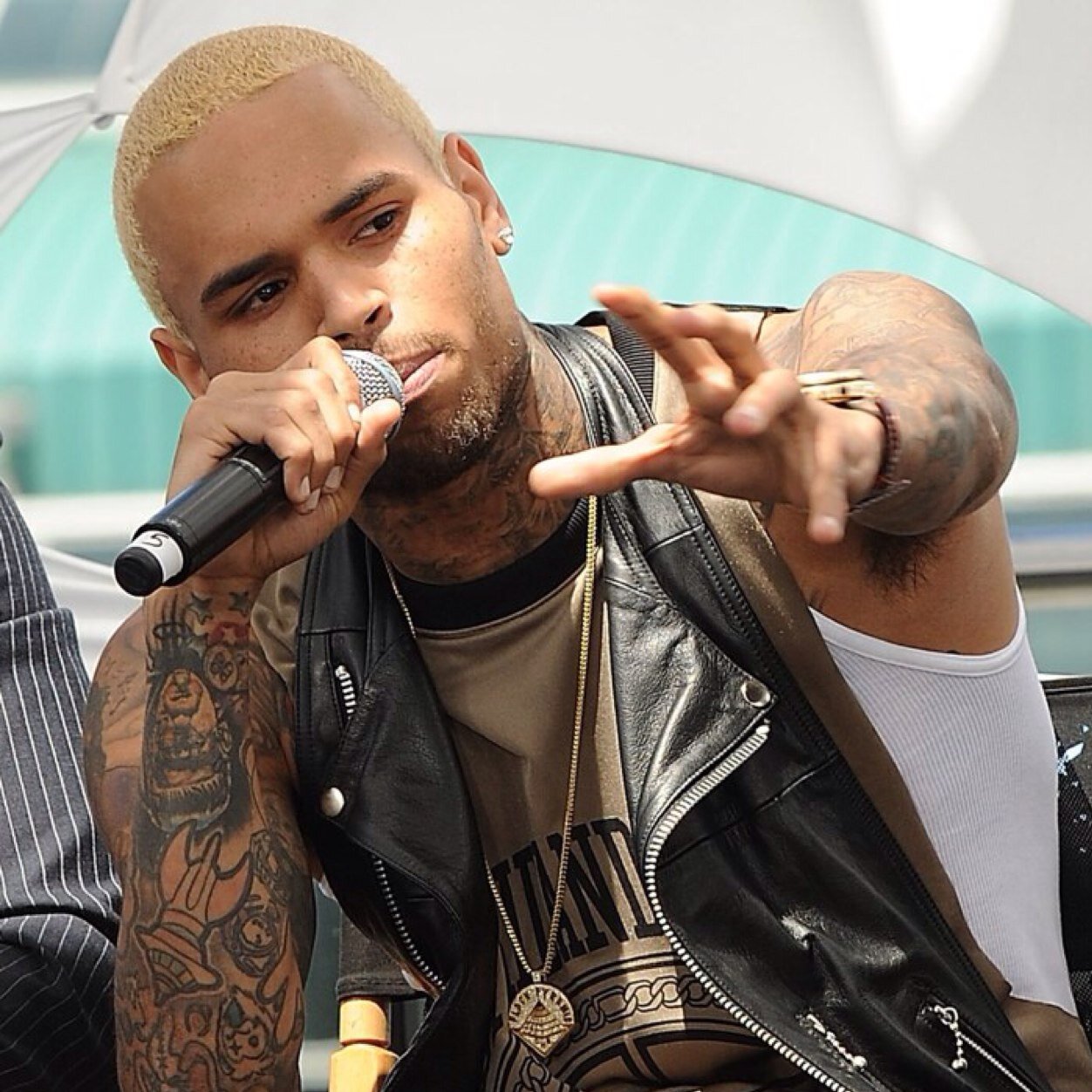Chris Brown fans here in japan! We love you @Chrisbrown you will always be our idol! #TEAMBREEZY #CHRISBROWN (This page will be in English)
