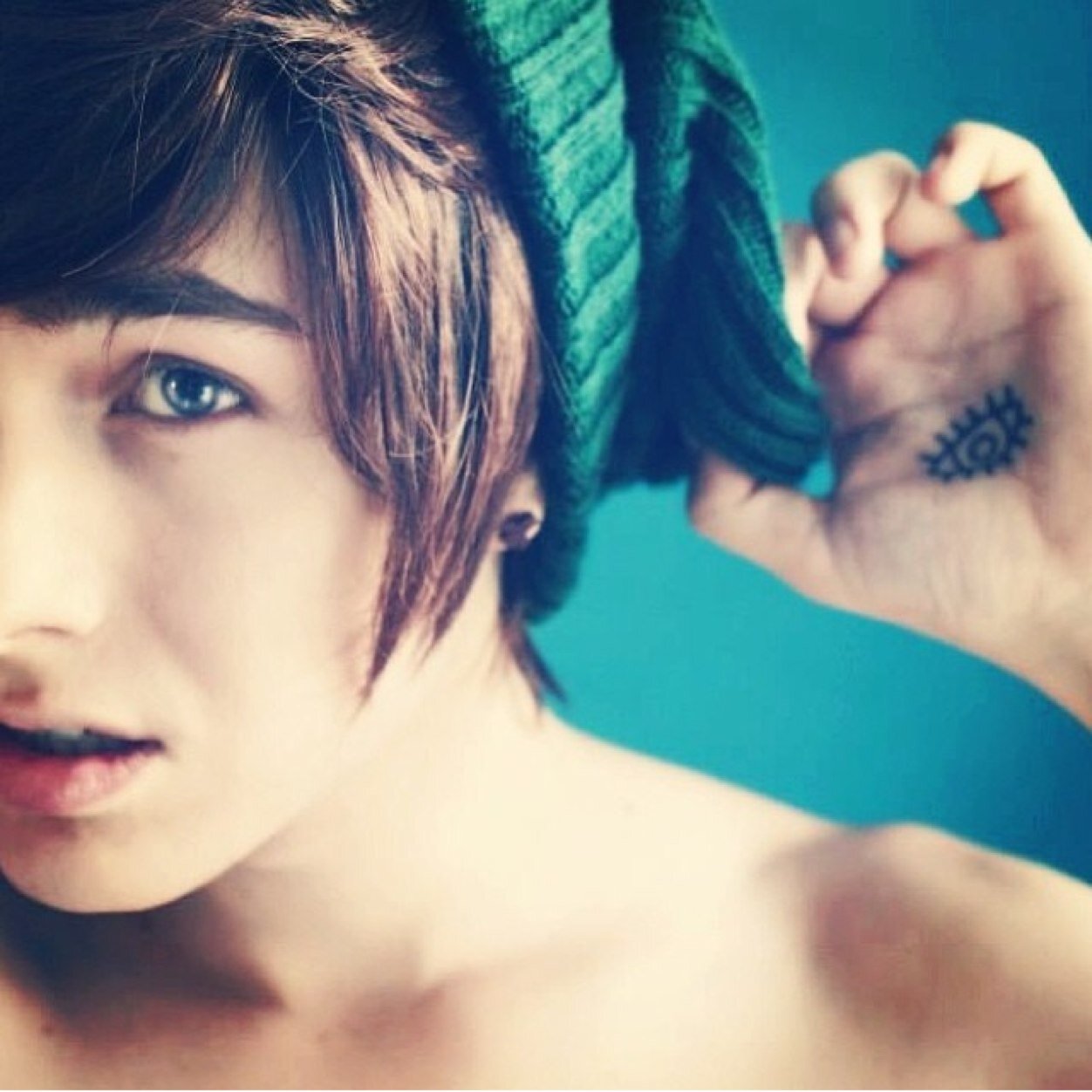 17/ Single/ gay/ willing to talk to about anyone.. Extremely shy ._. / 5,7ft/ vegetarian/ sushi doe!! ^.^