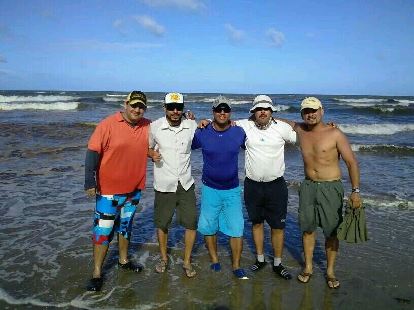 Equipo dedicado a la pesca de orilla el surfcasting en familia y amigos se pesca mejor... #surfcasting #spinning #pescañeros