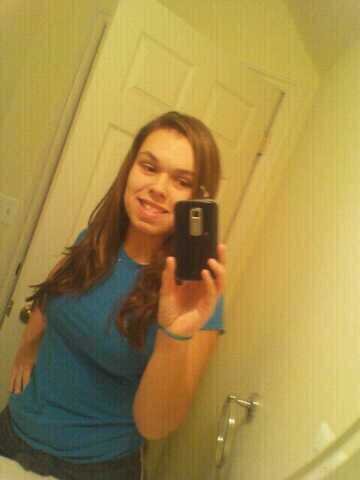 im hannah follow me i follow back:)