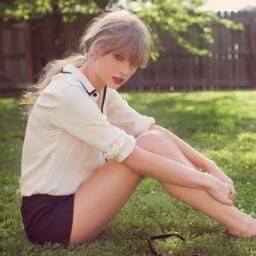 i love taylor swift :)