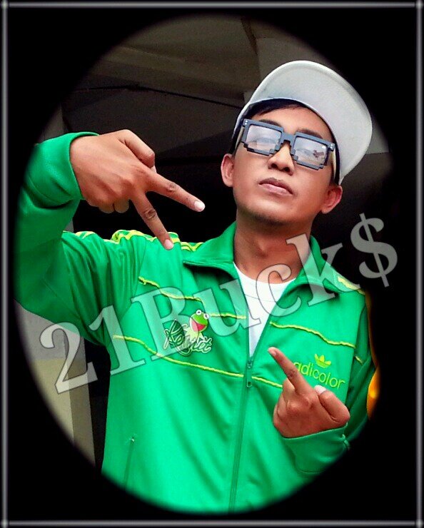ENTERTAINER 》FB : http://t.co/yqS8mOlD ▶ MC ▶ Magician ( http://t.co/nC9IjH62 ) ▶ Rapper ( a.k.a 21Buck$ - http://t.co/oLOQOZk5 )