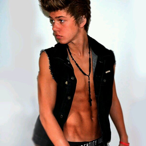 Hey im sheldon. Im 17. I like to play games, going to the movies, the beach.