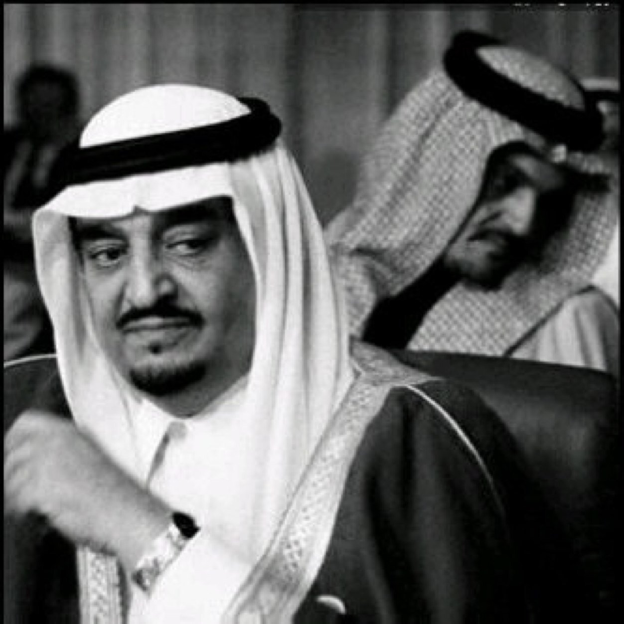 لست كذلك ولا أشبه هذا وليس لي صله بهؤلاء الذكور لا ادعي الملائكية لا انزه رجولتي واميزها عن غيري أأأنا فقط مختلف