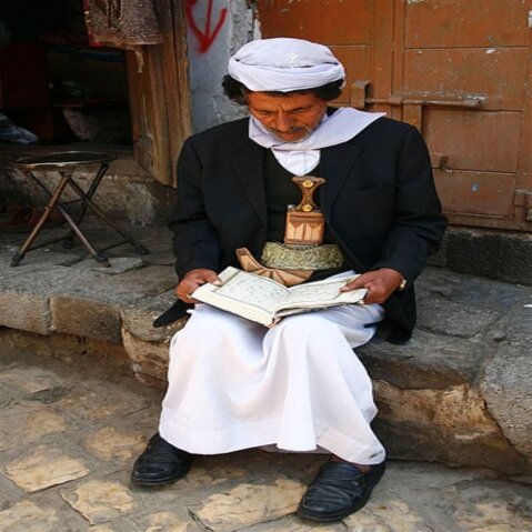شاعر خيلي وذي من جملت ابياتي....حسب مزاجي ابدل في معانيهاا.....ان ضقت عبت عن سبت تنهاتي.....ون رقت لحنتها لل يغنيها