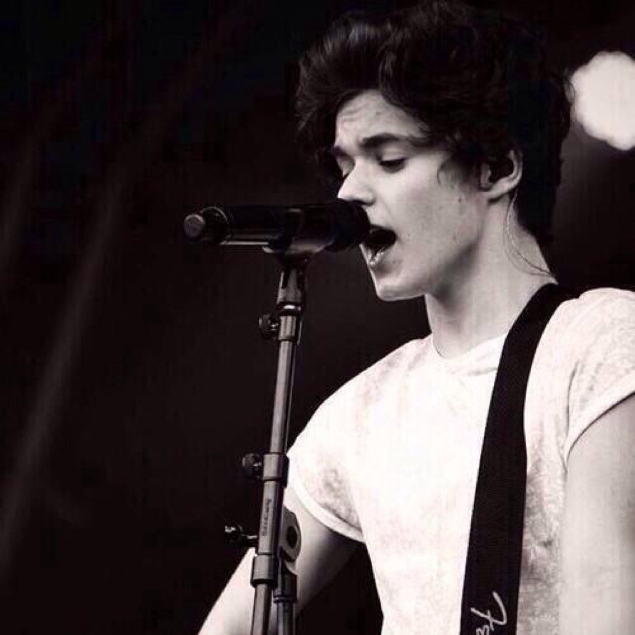 BradOffic_'s profile picture. Hi I'm Brad 1/4 of the vamps #Thad
RP/FL