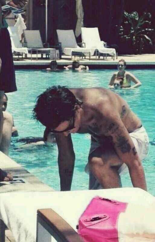 hey der. follow @h0lydoritos bc i gave u a free follow. thats my main acc ask for a fllw back ilysm ♡♥♡♥♡♡♥♥