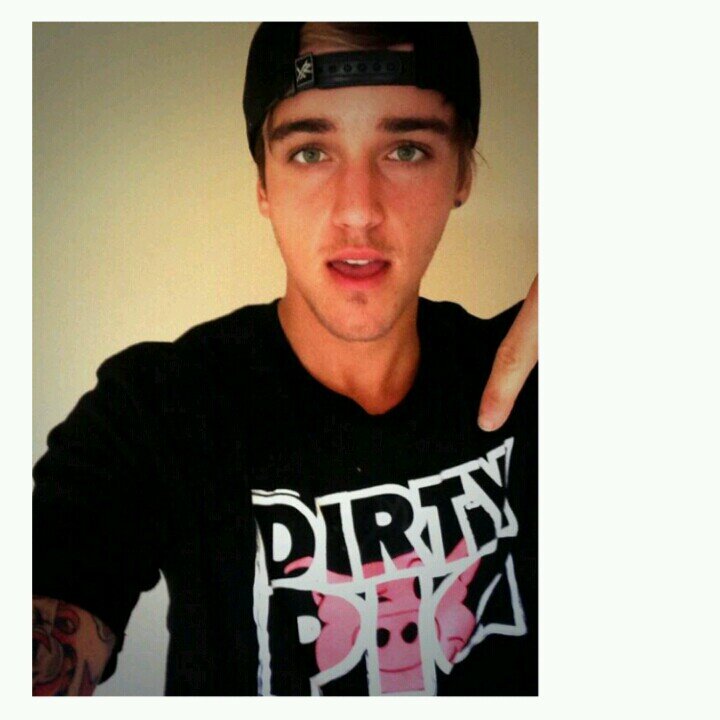 Veronica Follows*/Mariam Follows*/ LUKE BROOKS FOLLOWED ME ON January 31 2013 ♥