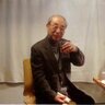 mtsujiji's profile picture. ミステリやアニメや好きなことを書いていたら卒寿（！）だよ。年寄りをいたわろう。ホムペは下記のURLに落ち着いたが、キカイの都合で（よくわからん）もはや更新不可。テレビやアニメの昔の写真を見て下さい。なお上の画像は、中国の国境にある恐竜ミュージアムを訪ねたとき。本物の沙漠で草食系恐竜のファミリーが戯れていました。
