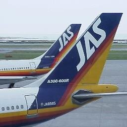 日本エアシステム（略称:JAS）は、1971年から2004年まで存在した日本の航空会社です。 1988年までの社名は東亜国内航空。コードはJAS/JD、CSはエアシステムでした。 2004年4月1日に日本航空 (JAL)と、経営統合という形で一つになりました。