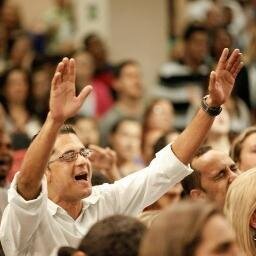 Prostado , Adorando e Louvando a Deus