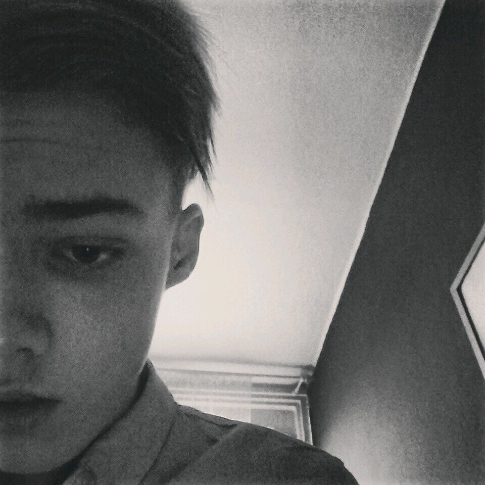 Hi... i live in Solymár from HUNGARY  :))... I'm 16 years old.. I play football... favorite team is the Manchester United.... follow me I'll follow back :))