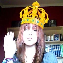 Ule a atraso, capitalismo, e machismo..mais tamén ule a música, placer, birra fría, a mar e a Galiza.                  -Queen Mary Jane, raíña de Dornelas-