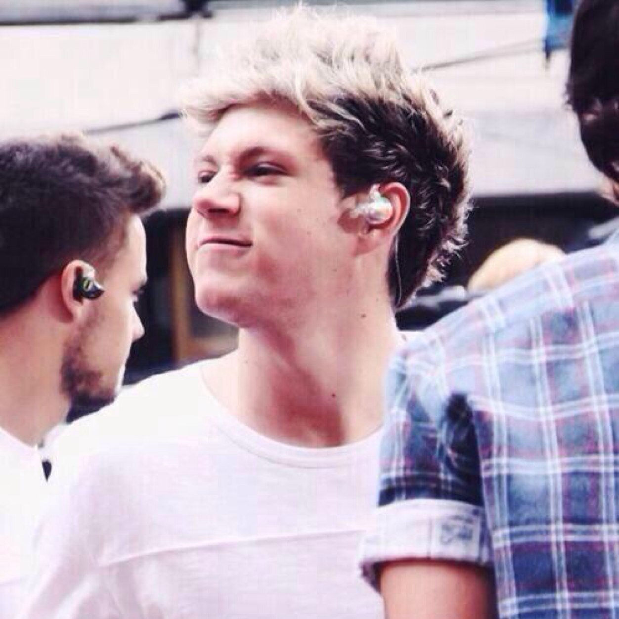 simplebella024's profile picture. Dedicate my teenage life to One Direction and 5SOS ||Try to play drum becuz of Ashton Irwin || Message to Niall Keep smiling , I love you❤️