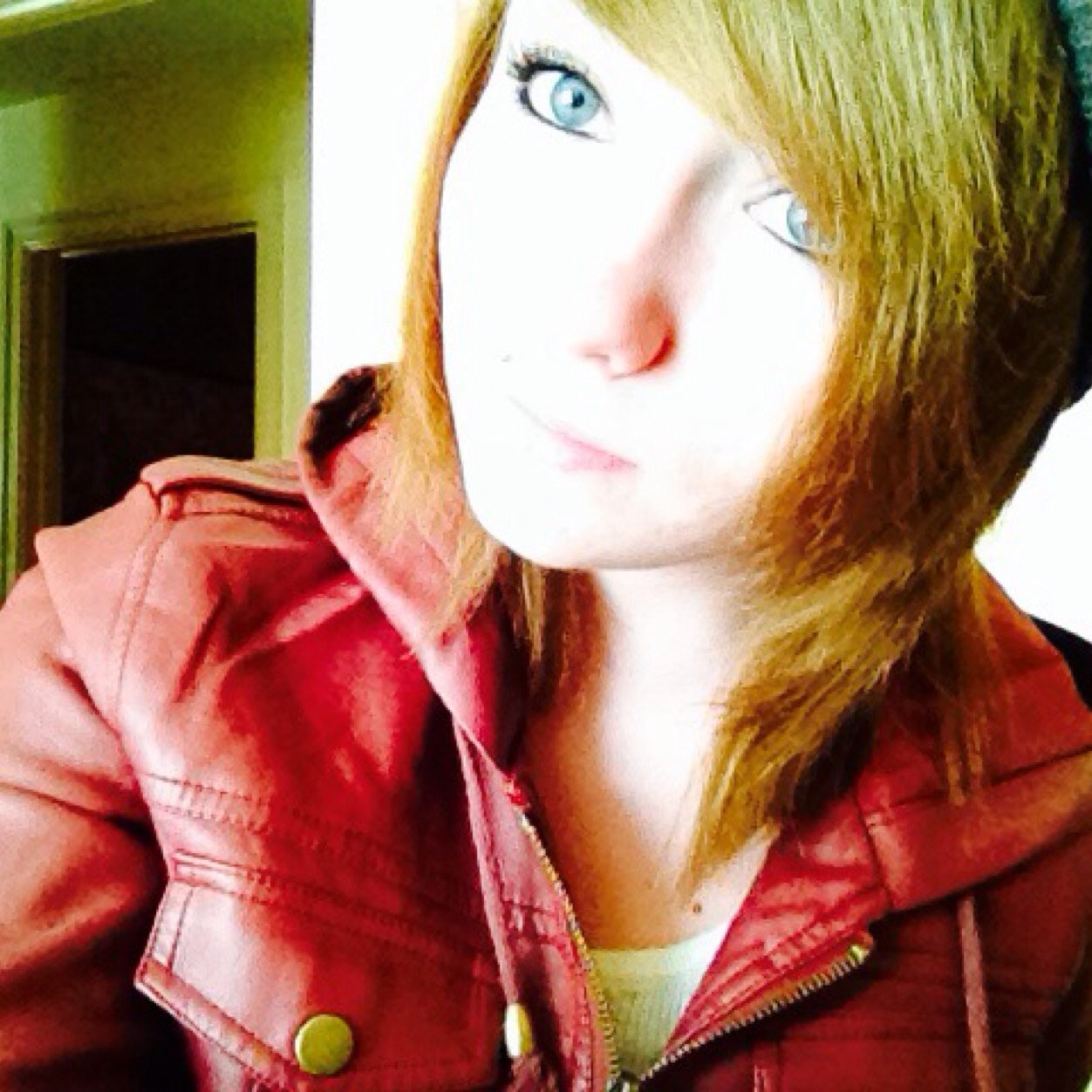 Im that badass that runs with scissors. StopHate! Living on Music.All music.I'll help new bands!Singer,youtuber,cool makeup,style.im alive to help others- DM me