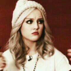 HELLOOOOOW PLEASE FOLLOW @twerkwithperrie & @bossbieber DON'T BE RUDE BC I'M GIVING YOU A FREE FOLLOW
